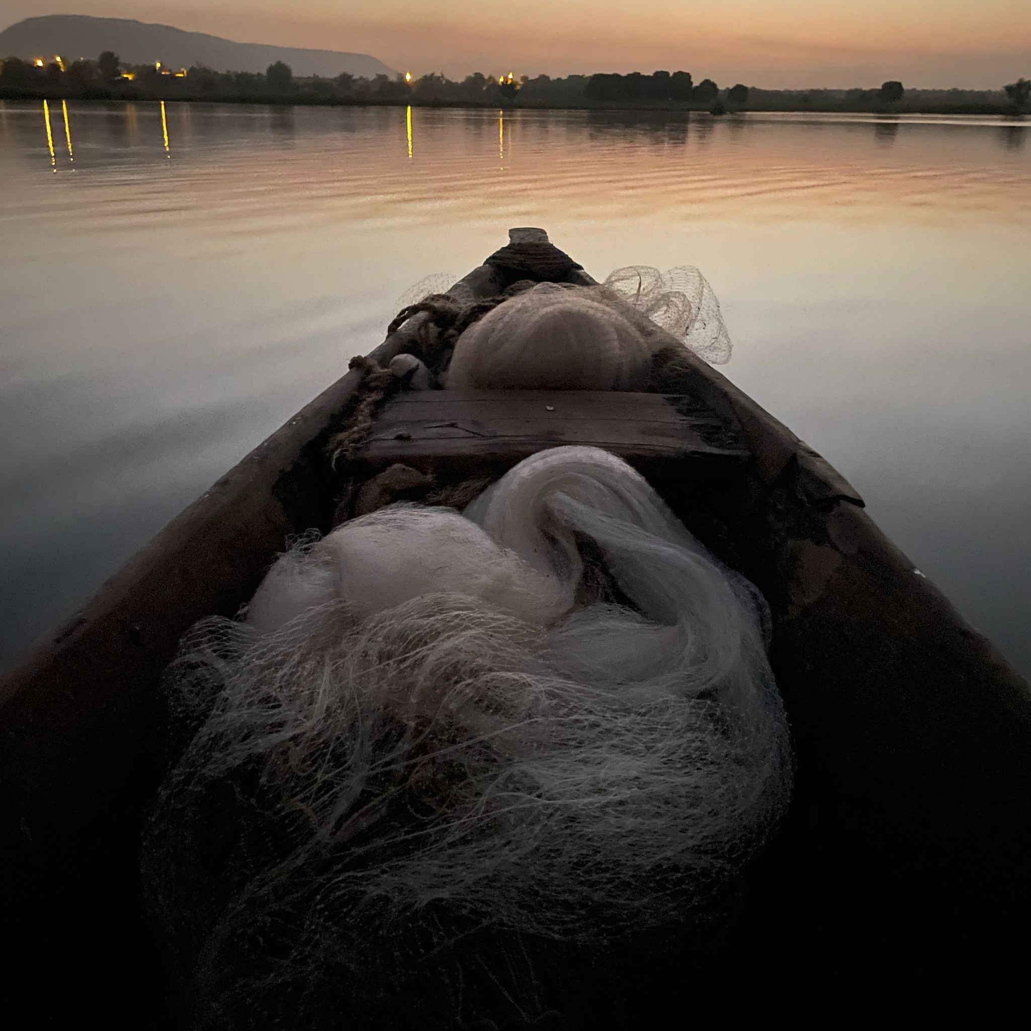 pirogue sur le fleuve 